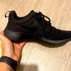 Black womens nike shoe